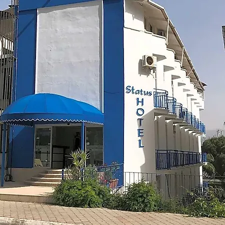 Status Hotel *