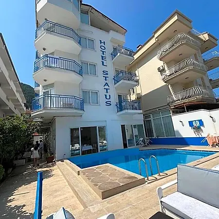Status Hotel *