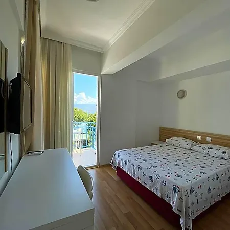 Status Hotel *